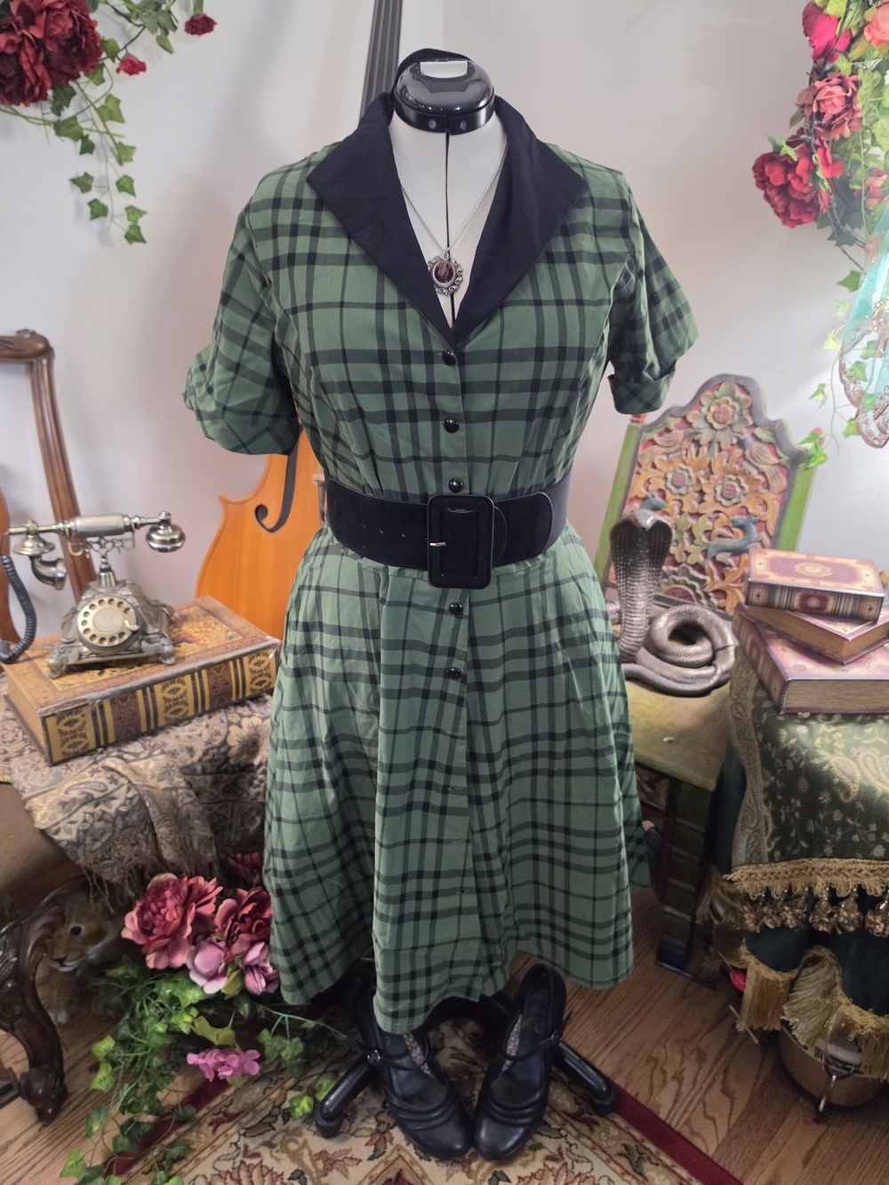 Vintage-Inspired Green Plaid Dress - Picture 2 of 3